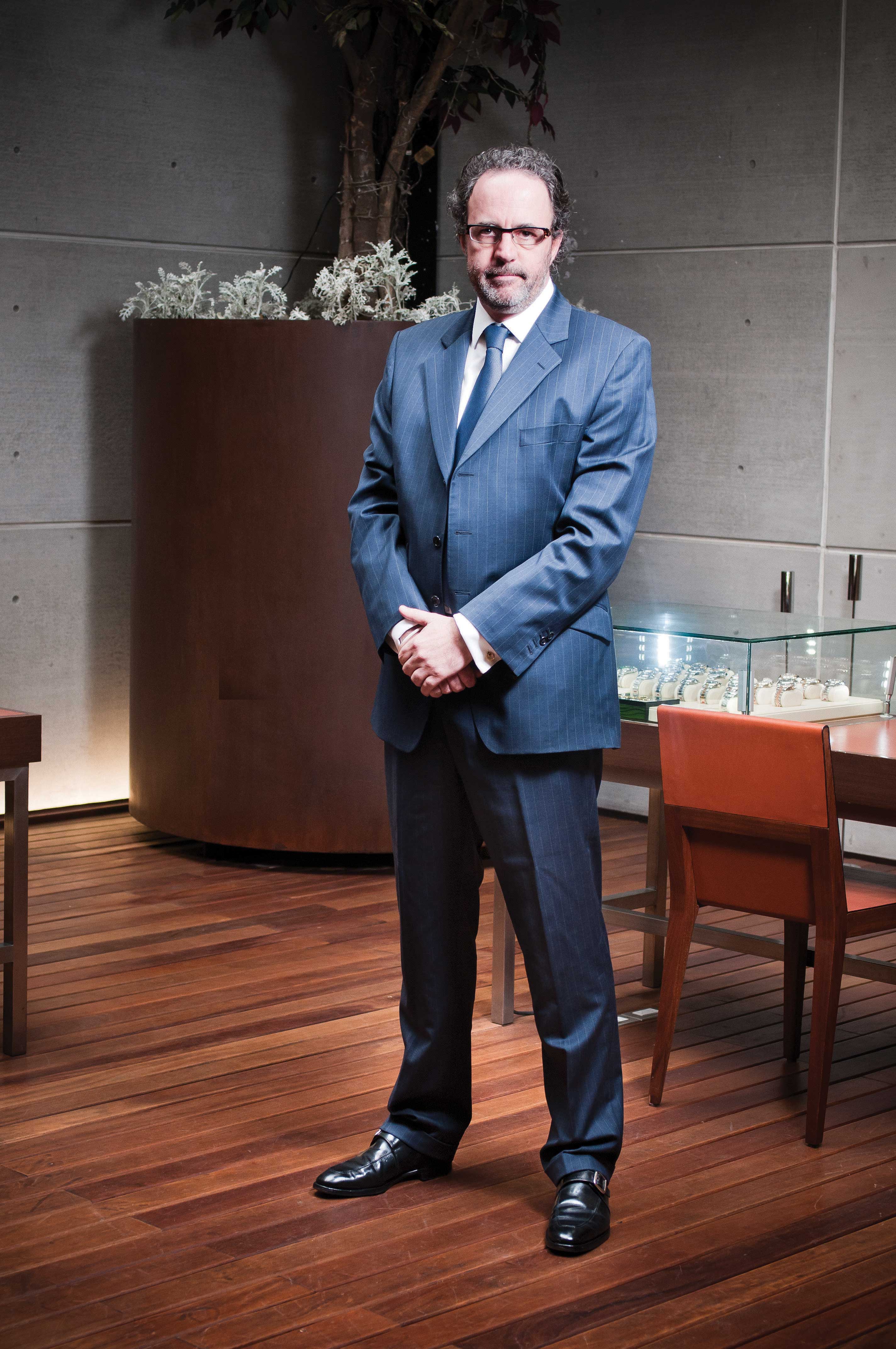 LuisPeyrelongue dentro de su joyería Peyrelongue Chronos de Presidente Masaryk Watches World Luis Peyrelongue dentro de su joyería Peyrelongue Chronos de Presidente Masaryk