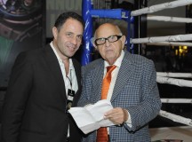 Don Mauricio Berger y Sergio Berger, momentos antes de que el presentador de boxeo Jimmy Lennon, anunciara dicho acuerdo. 