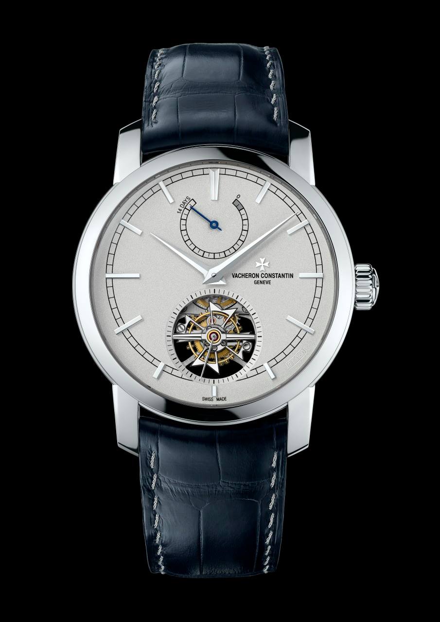 Vacheron Constantin Watches World Patrimony Traditionnelle Tourbillon 14 Days Collection Excellence Platine Referencia 89000000P 9843 Movimiento mecánico de carga manual Calibre 22 60 de manufactura Funciones horas y minutos segundero en el tourbillon de 60 segundos e indicador de reserva de marcha 14 días a las 12 h Caja 42 mm de platino 950 Carátula de platino 950 Correa piel de cocodrilo color azul Edición Limitada a 50 piezas