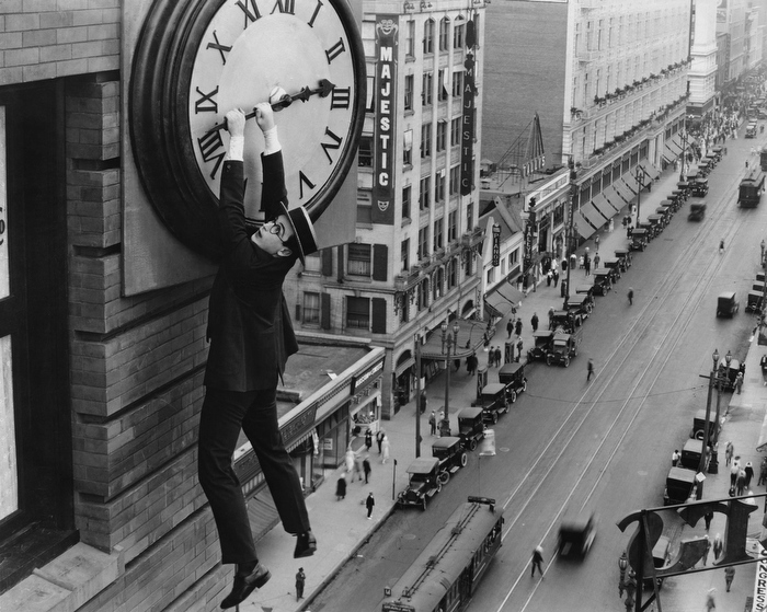 GPLDHaroldLloyd Watches World Escena de la pelñicula Safety last 1923 donde Harold Lloyd cuelga de un reloj gigante