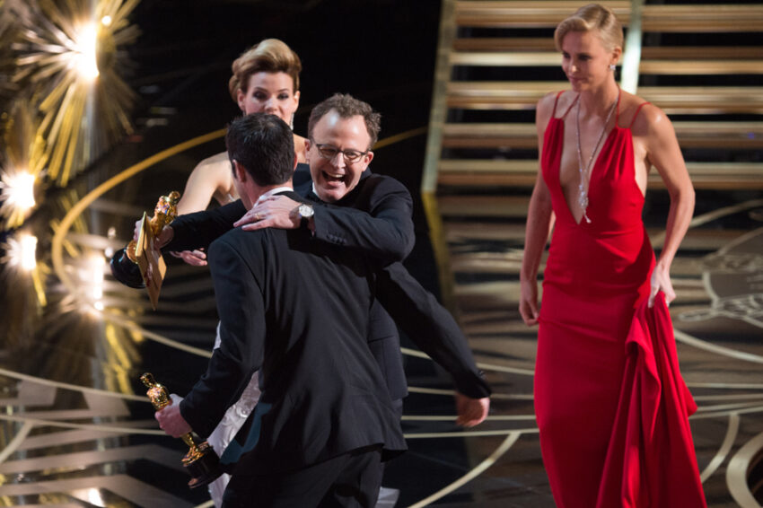 JoshSingerandTomMcCarthyaccepttheOscarforOriginalscreenplayforworkonSpotlightAMPAS Watches World