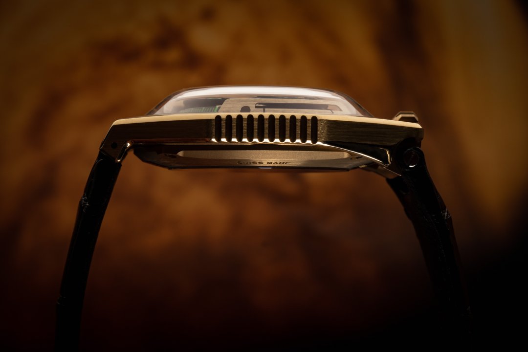 Urwerk UR100 C3POlateral Watches World Urwerk UR 100 C 3PO lateral