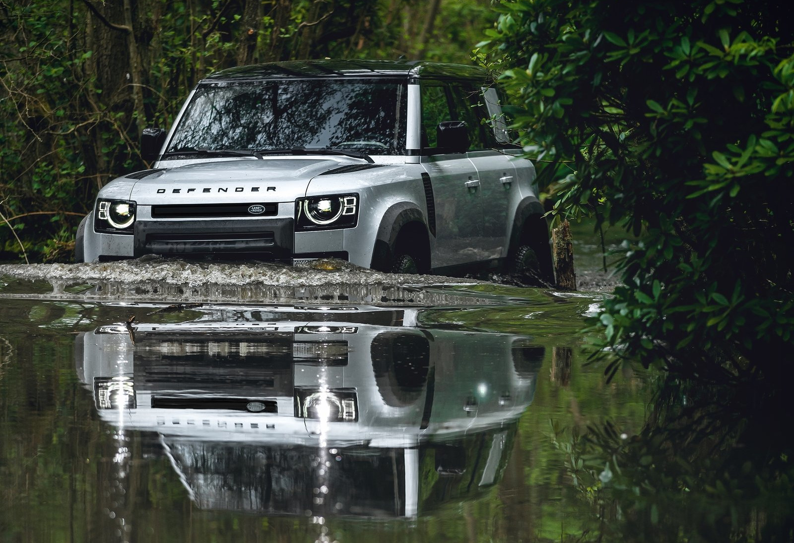 Land Rover Defender mantiene su espíritu aventurero 4 Watches World