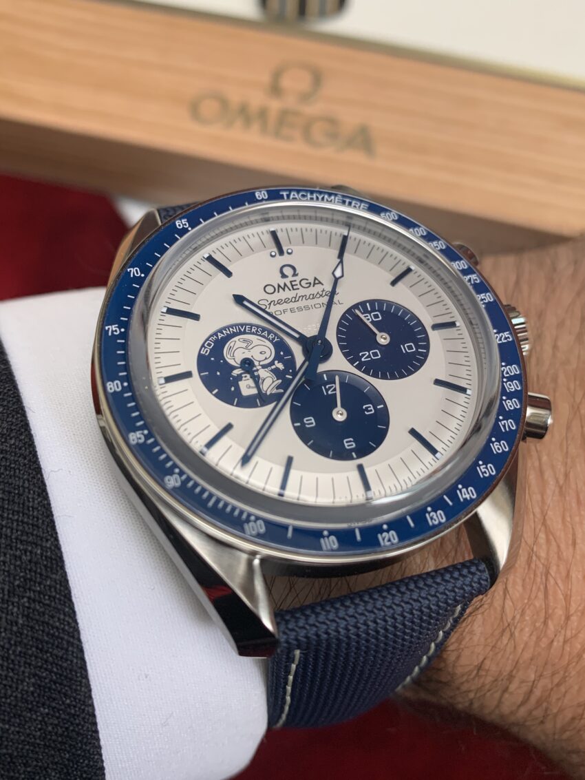 OMEGA Speedmaster Silver Snoopy Award 50 aniversario Watches World OMEGA Speedmaster Silver Snoopy Award 50 aniversario