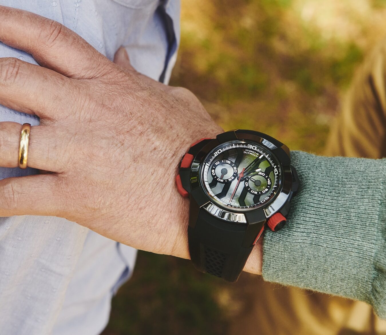 La mujer debe corresponder con un reloj al recibir el anillo de compromiso  : Watches World