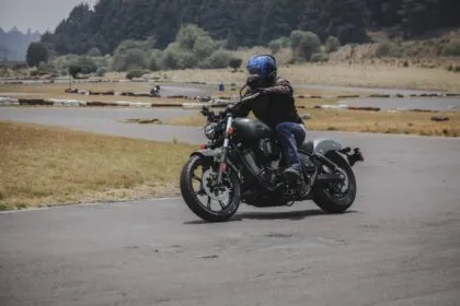 Indian Chief, con actitud agresiva