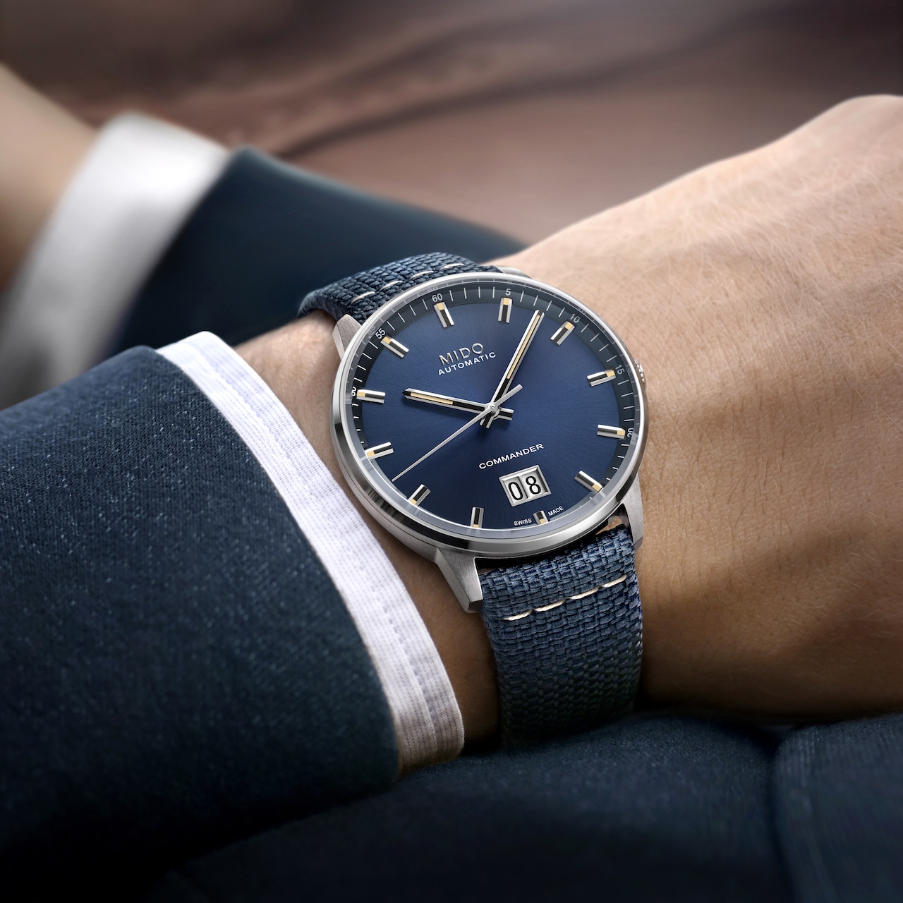 M0216261704100CommanderBigDatePR6 Watches World MIDO nos acerca al azul con cuatro fantásticos relojes