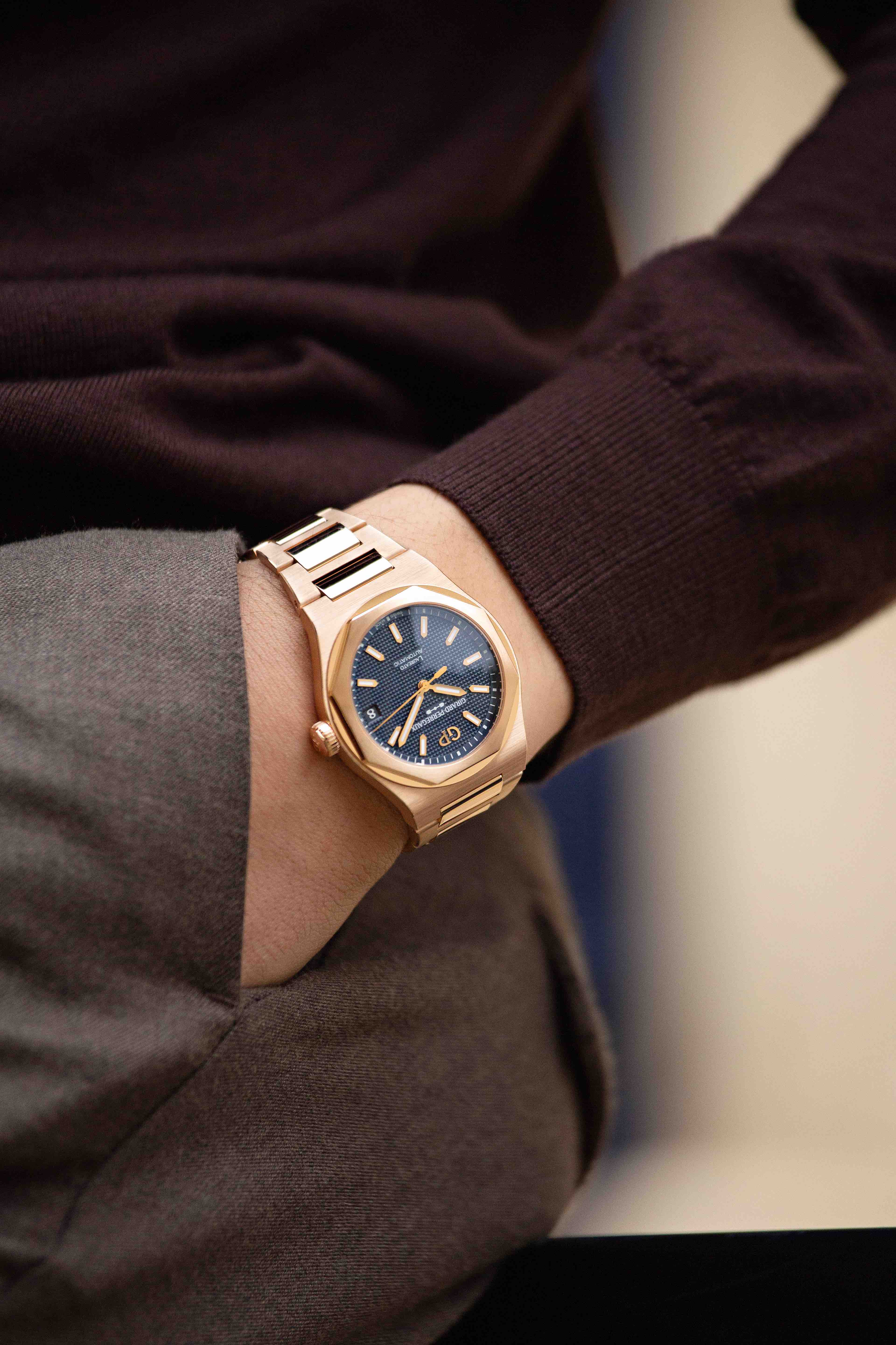 GirardPerregauxLaureatoUltramarineBlue2 Watches World