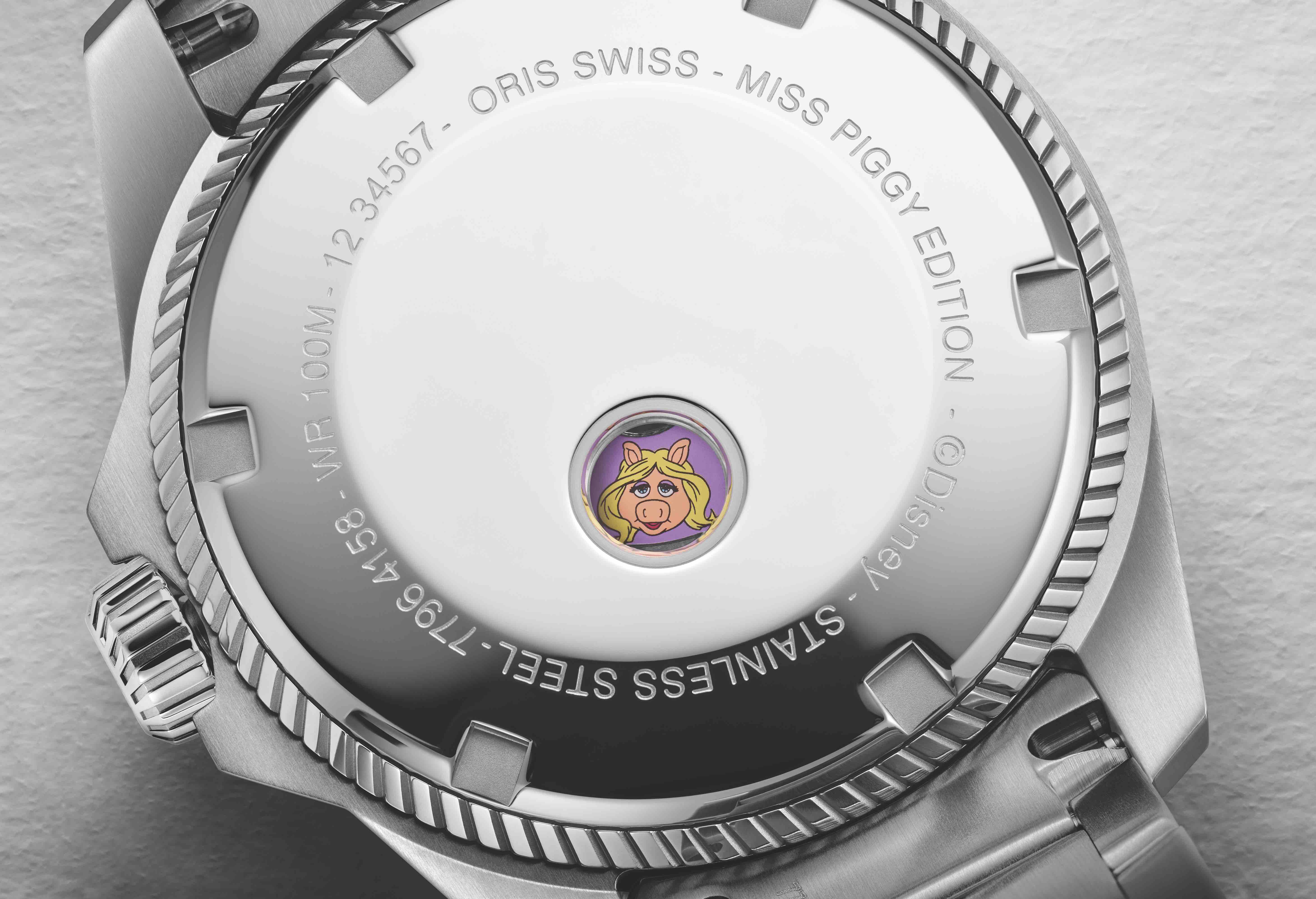 Reverso de Oris ProPilot X Miss Piggy Edition. ©Disney