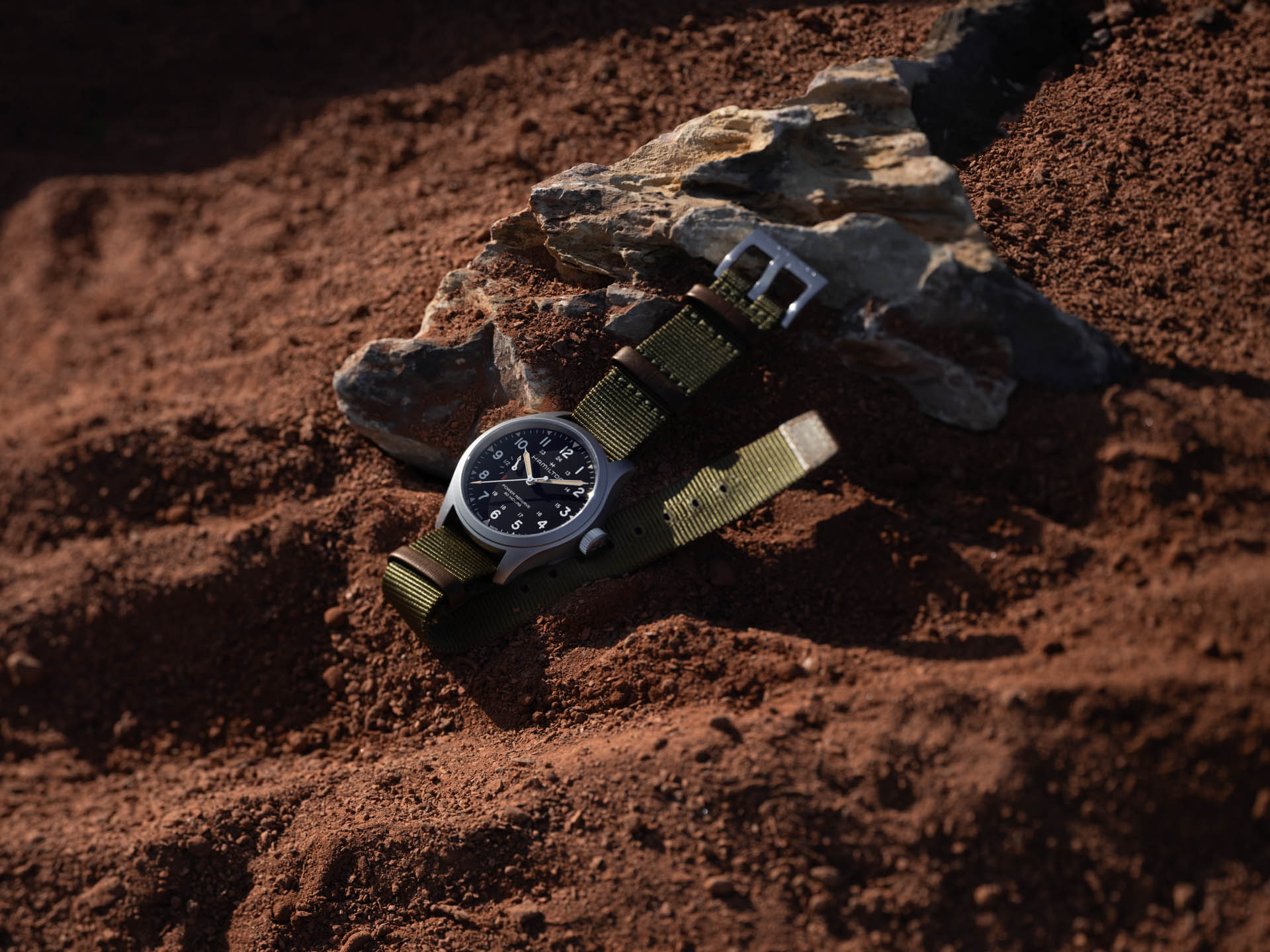 H69509930July2025Lifestyle03 Watches World Hamilton Khaki Field Power Reserve Mechanical tradición militar con innovación relojera