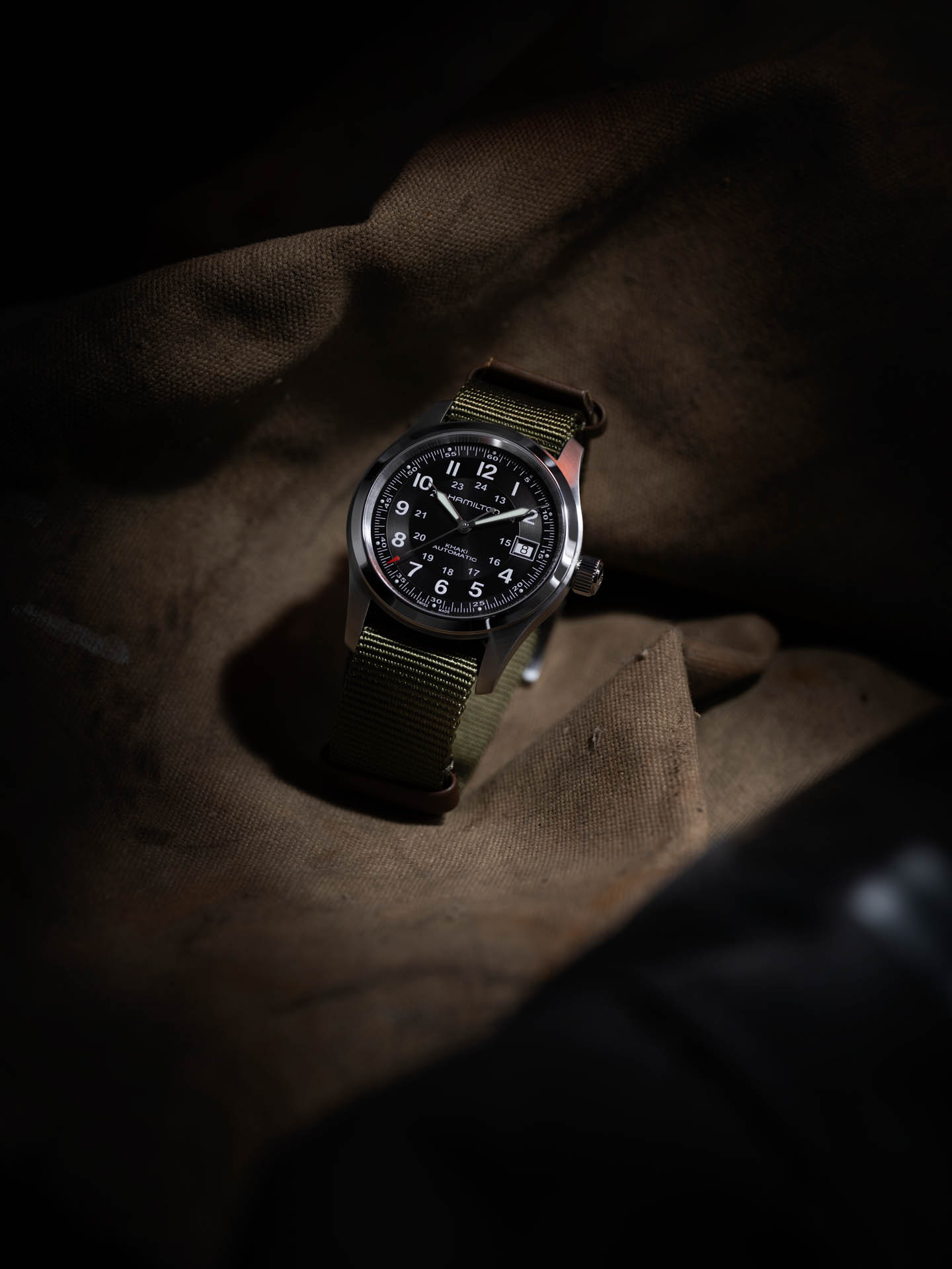 Hamilton Khaki Field AutomaticCall of DutyH70475930Lifestyle 1 Watches World Hamilton lanza el reloj oficial de Call of Duty Khaki Field Automatic edición limitada