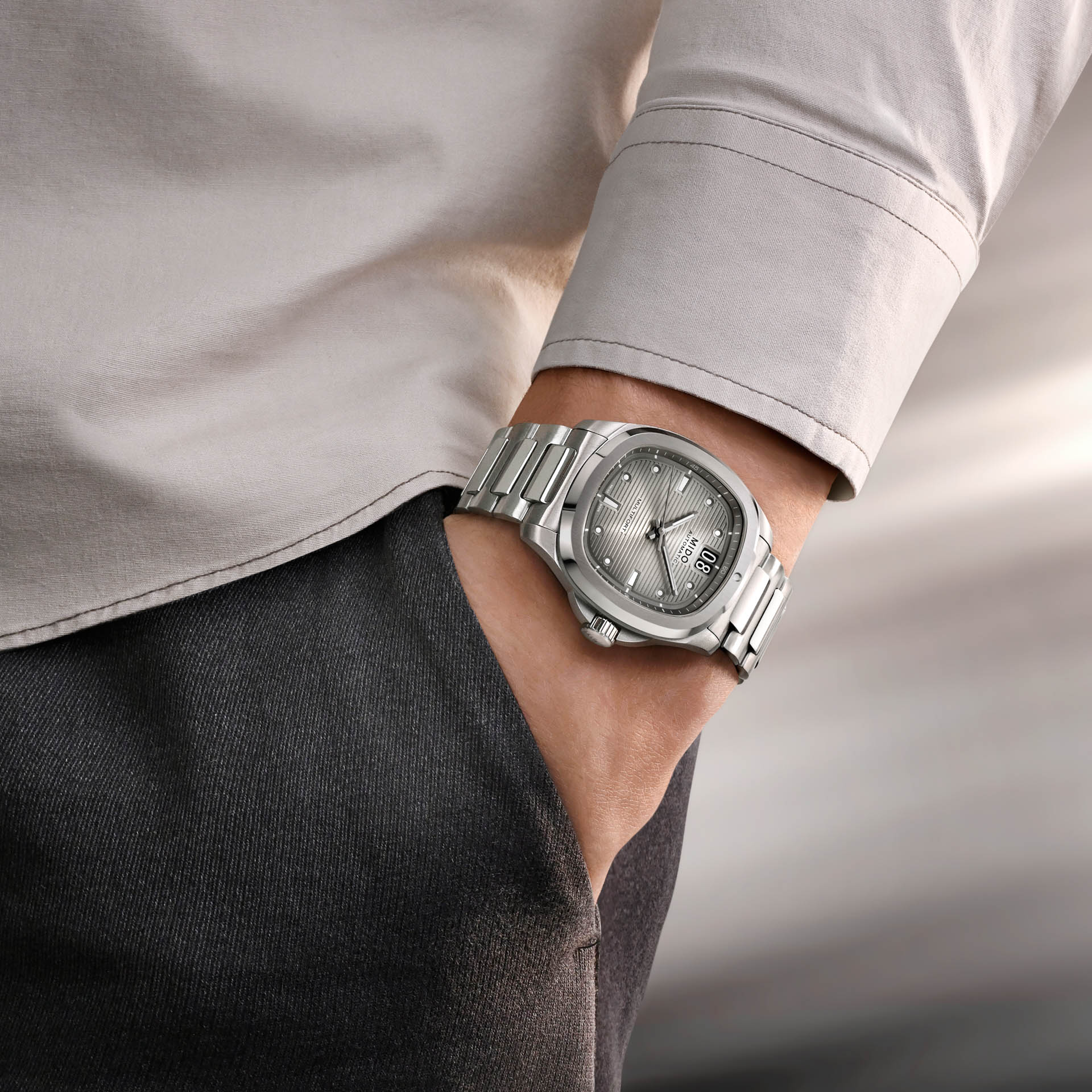 M0495264408100Multifort TV Big Date TitanuimPR7 Watches World Mido Multifort TV Big Date Titanium la fuerza ligera del tiempo