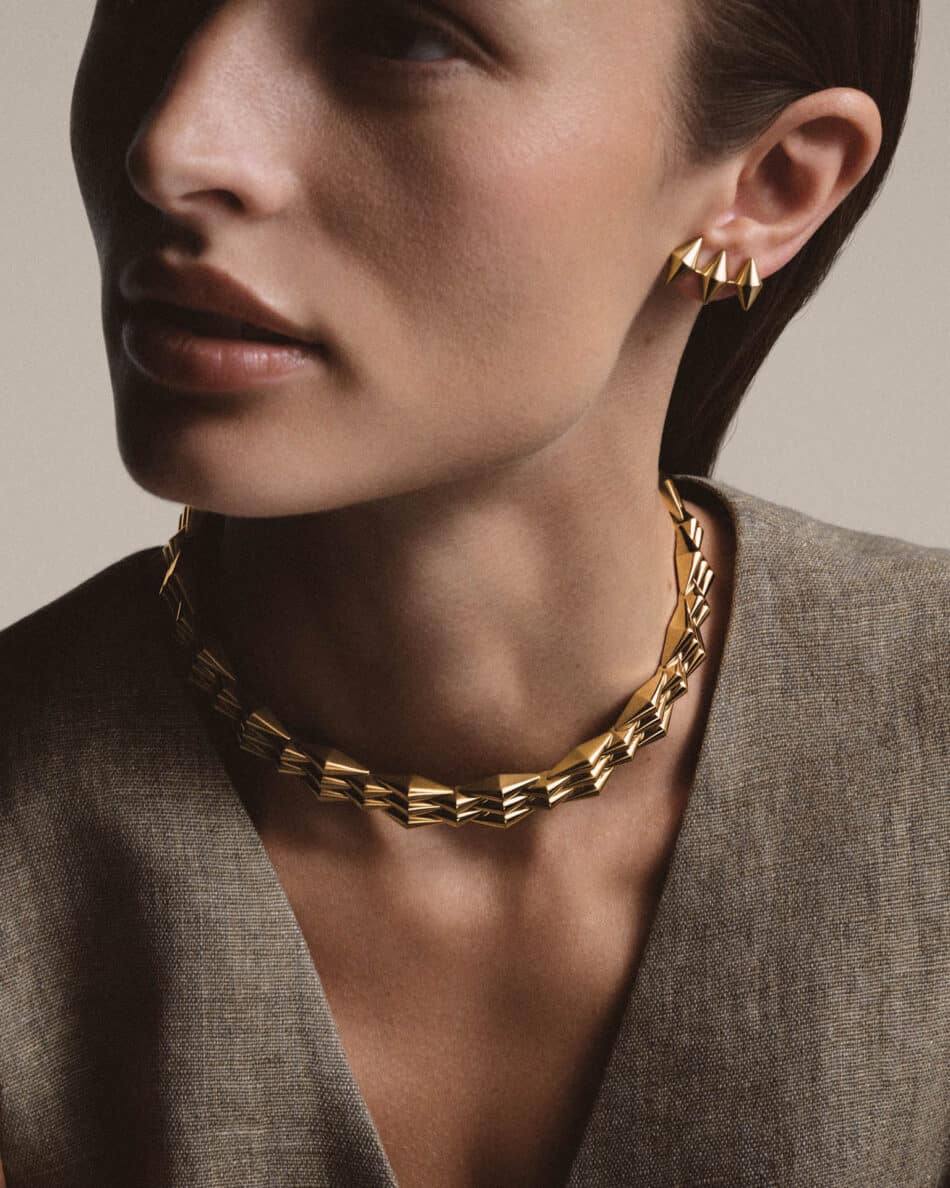 Modelo portando el collar y el ear-cuff de la colección Eternal de Bvlgari