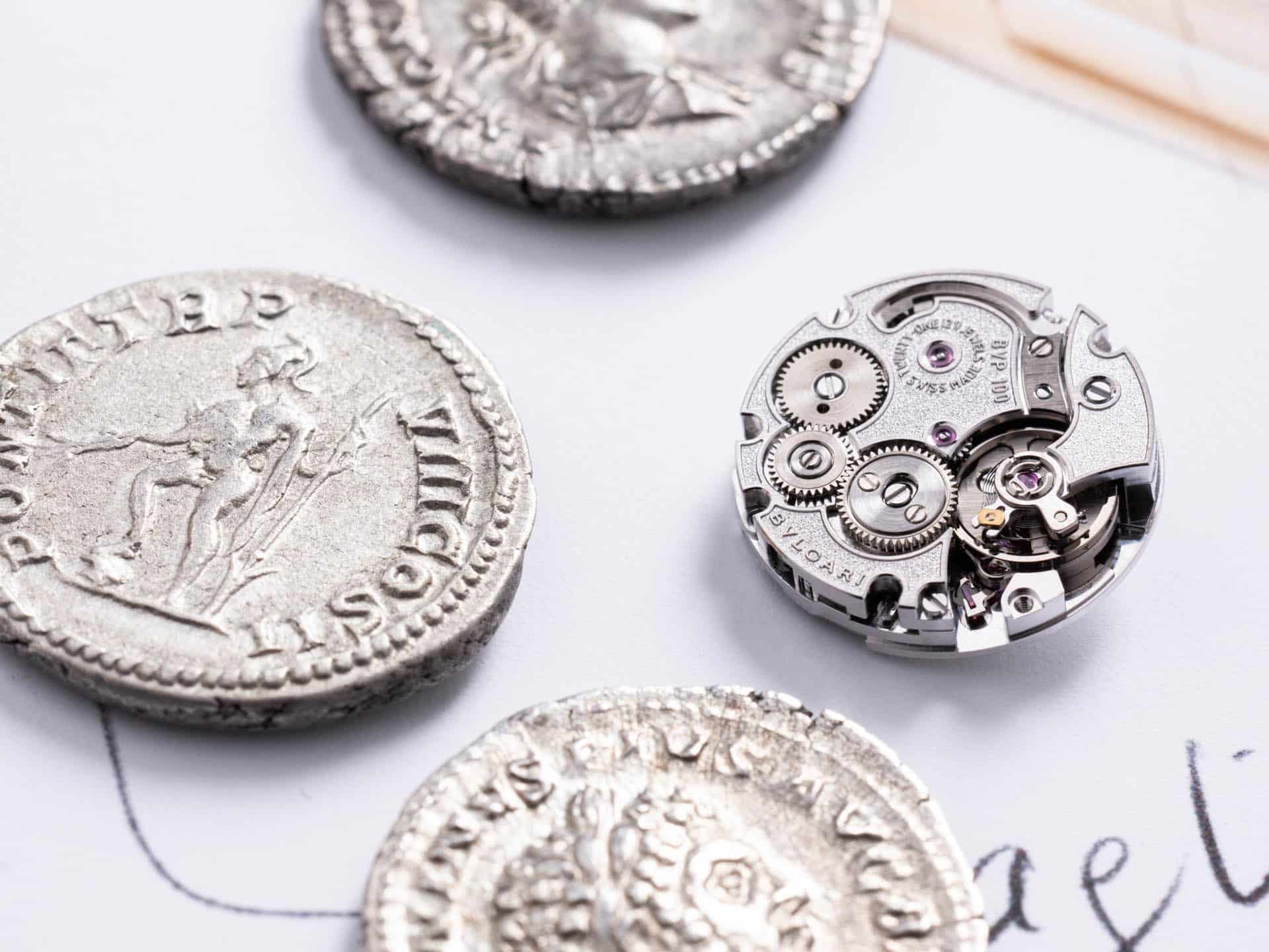 Bvlgari 2026Maglia Milanese Monete Secret Watch104328Craft003 Watches World Vista macro del calibre Piccolissimo BVP100 desarrollado por Bvlgari en Le Sentier comparado con auténticas monedas romanas del periodo 198297 dC