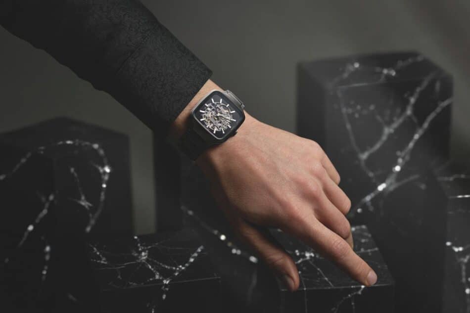 Rado True Square Skeleton en cerámica negra con carátula esqueletizada y diamantes baguette