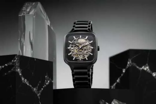 Vista frontal del Rado True Square Skeleton, diseño cuadrado en cerámica negra.