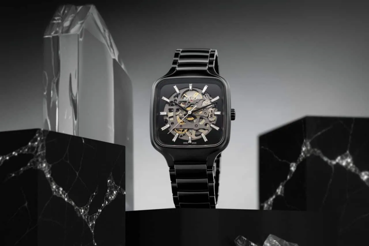 Vista frontal del Rado True Square Skeleton, diseño cuadrado en cerámica negra.