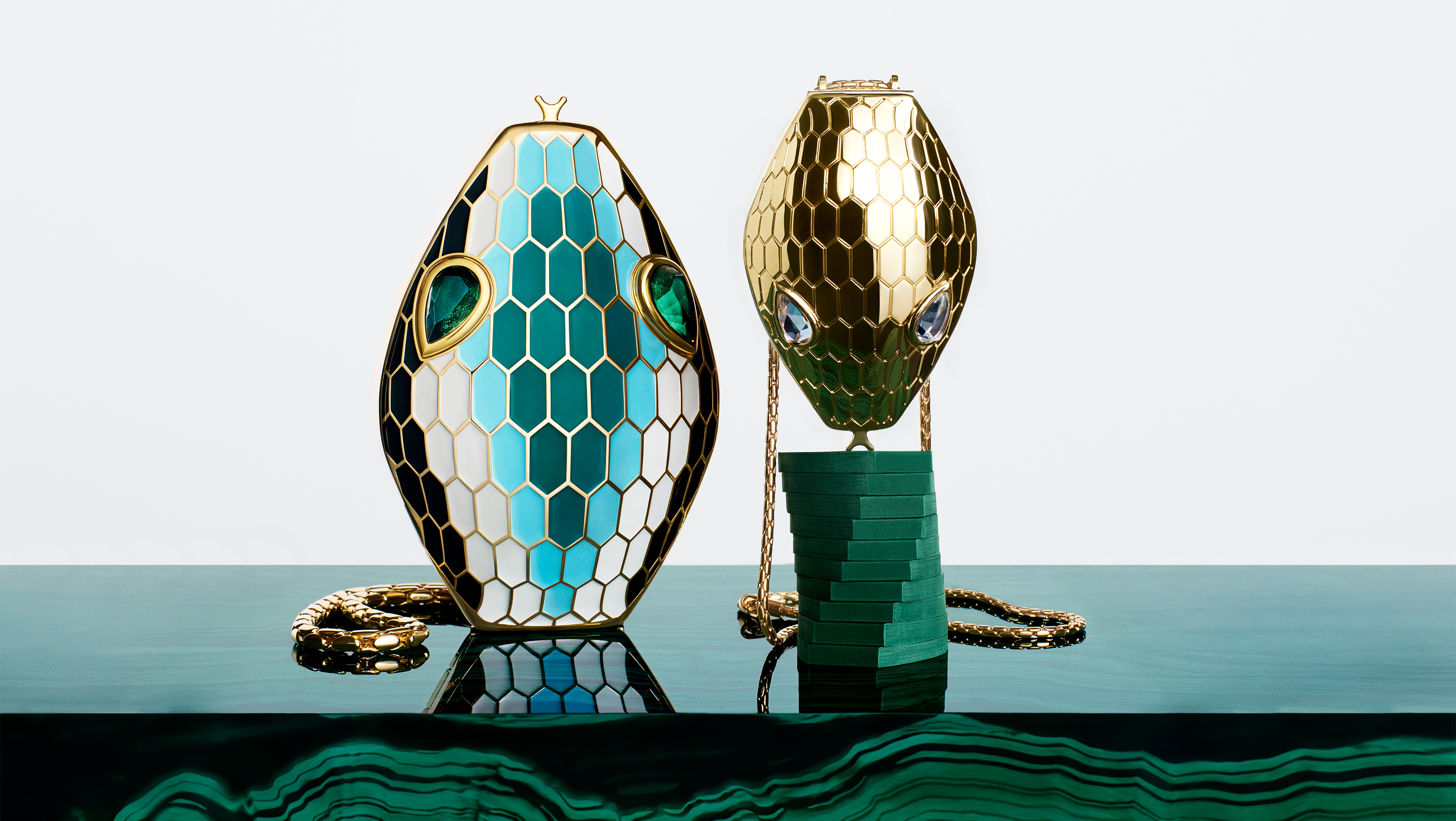 Serpenti Icons Minaudière Watches World Minaudière BVLGARI ICONS Serpenti en metal pulido con cabeza de serpiente icónica diseño escultórico de Alta Joyería