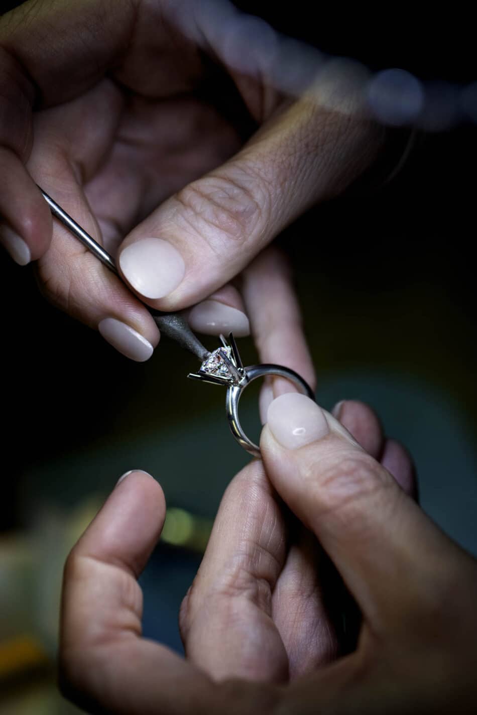 Trabajo de montaje de un diamante en el clásico anillo de compromiso de Tiffany.