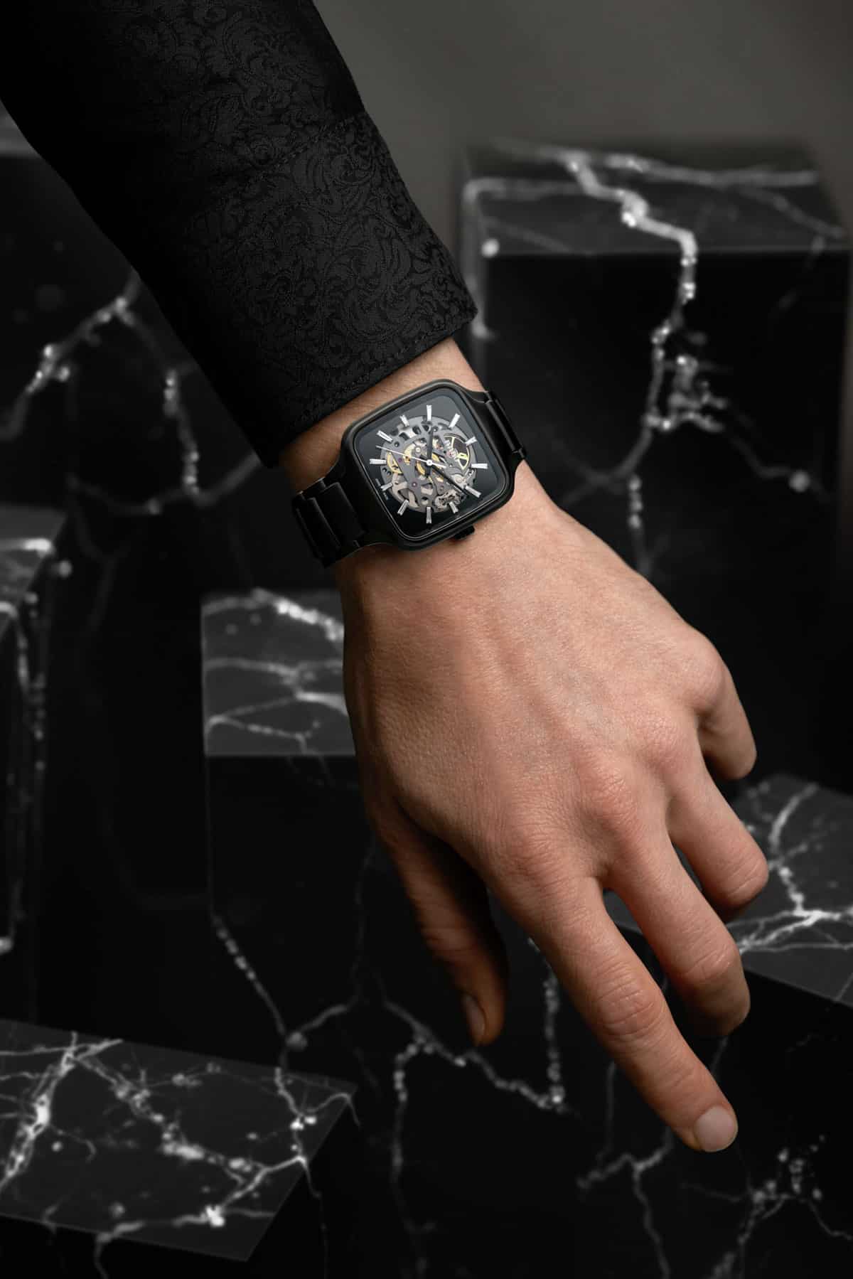Rado True Square Skeleton R27124702 Watches World Reloj Rado True Square Skeleton con movimiento visible y caja de cerámica de alta tecnología