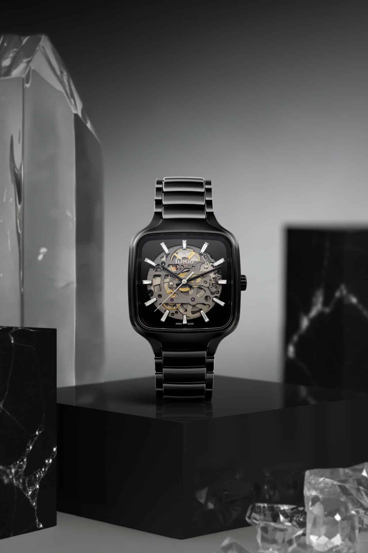 Rado presenta el nuevo True Square Skeleton referencia R27124702 Watches World Primer plano del movimiento esqueletizado del Rado True Square Skeleton