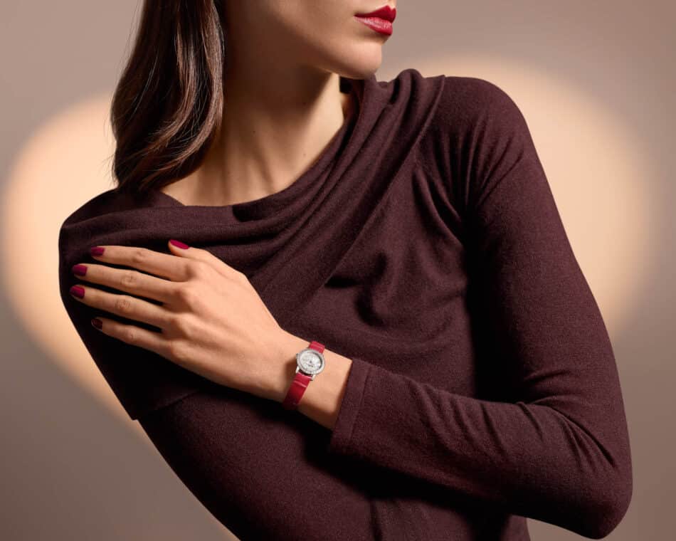 Blancpain mini Villeret Saint-Valentin 2026 en oro blanco con bisel de diamantes en la mano de una modelo