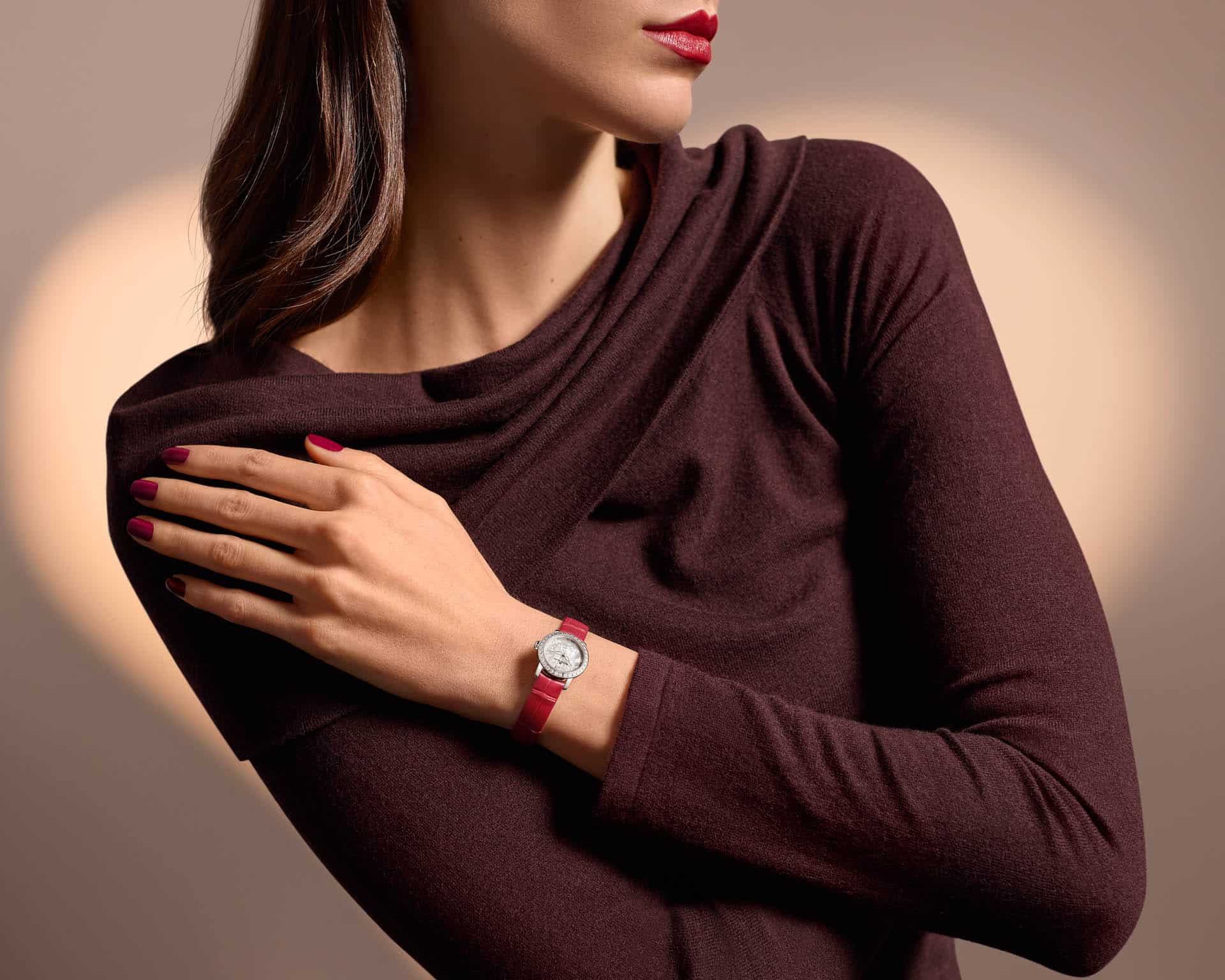 Nueva versión del Blancpain mini Villeret SaintValentin 2026 Watches World Blancpain mini Villeret Saint Valentin 2026 en oro blanco con bisel de diamantes en la mano de una modelo