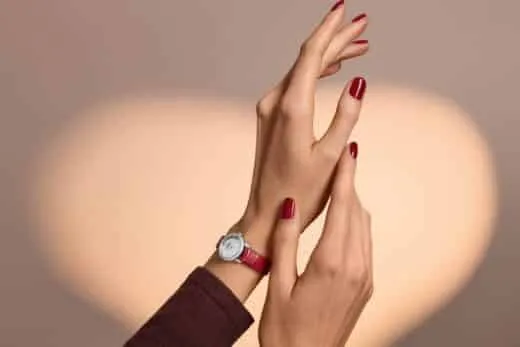 Blancpain mini Villeret Saint-Valentin 2026 en oro blanco con bisel de diamantes en la mano de una modelo