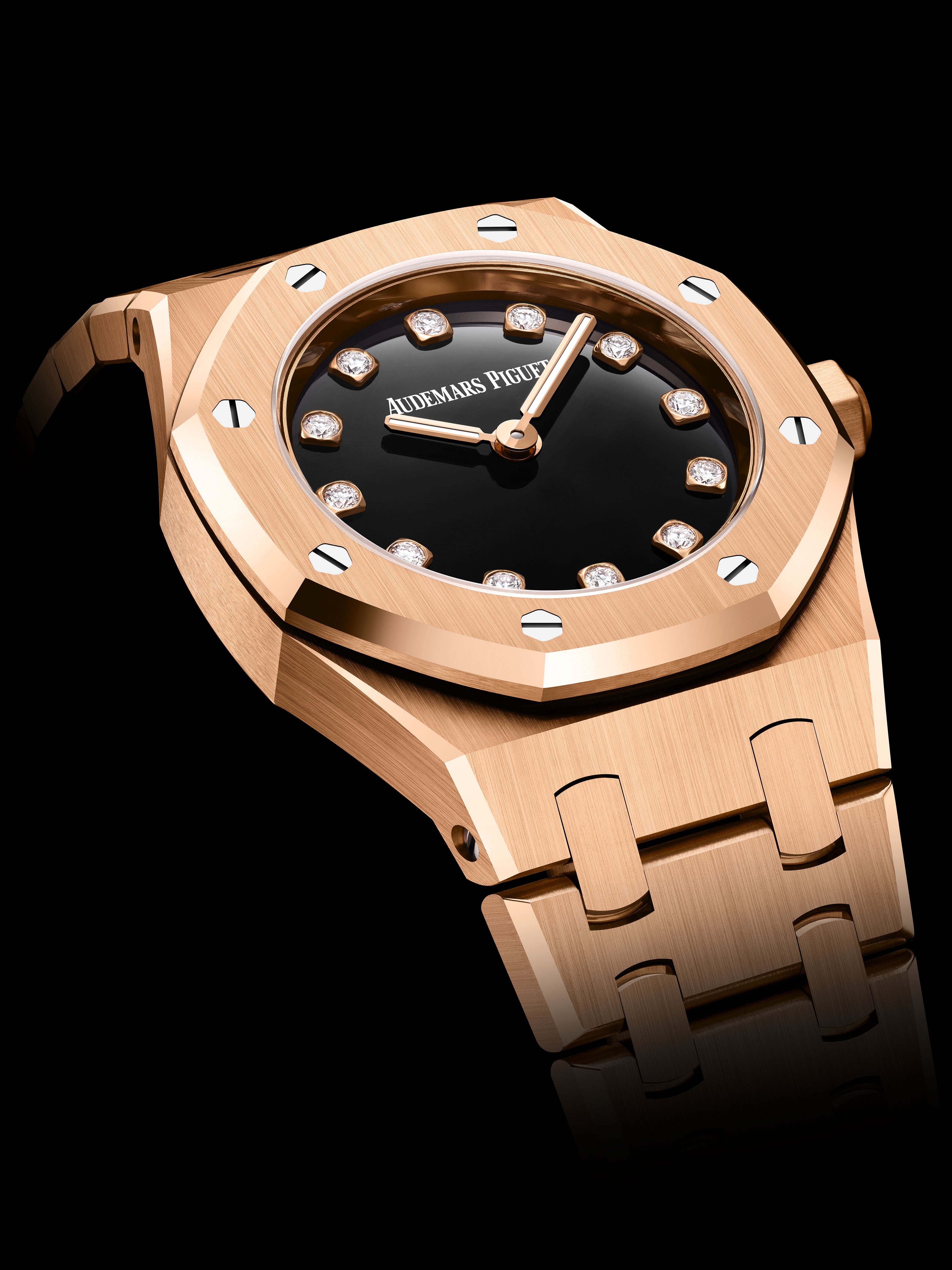 RO67630OROO1312OR01closeupGP09DIGITAL Watches World Royal Oak Mini