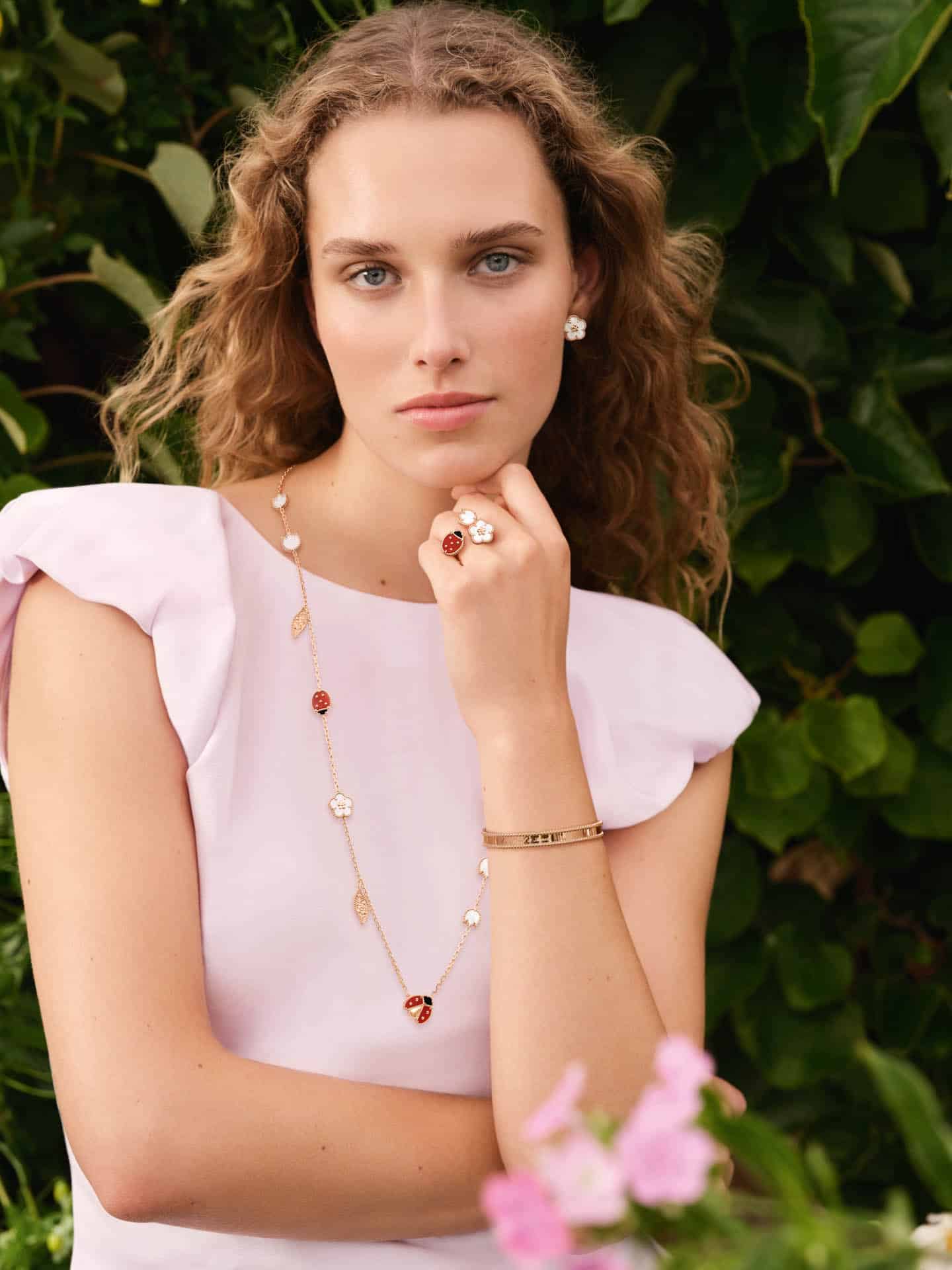 Van Cleef Arpels Lucky Spring 2026 Watches World Collar Lucky Spring de Van Cleef Arpels con catarina y flores en oro amarillo