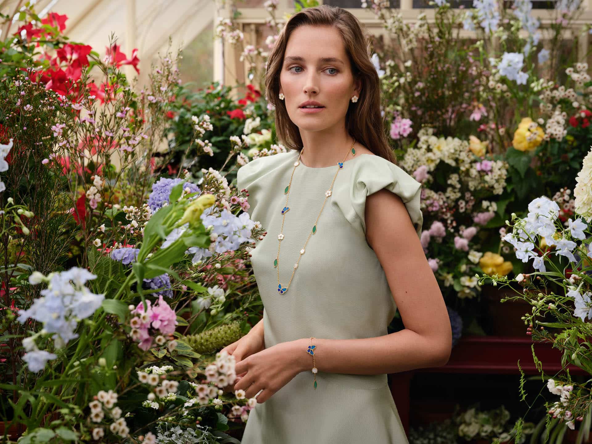 Van Cleef Arpels Lucky Spring0116 Watches World Collar Lucky Spring de Van Cleef Arpels con mariposa en oro amarillo y ágata azul