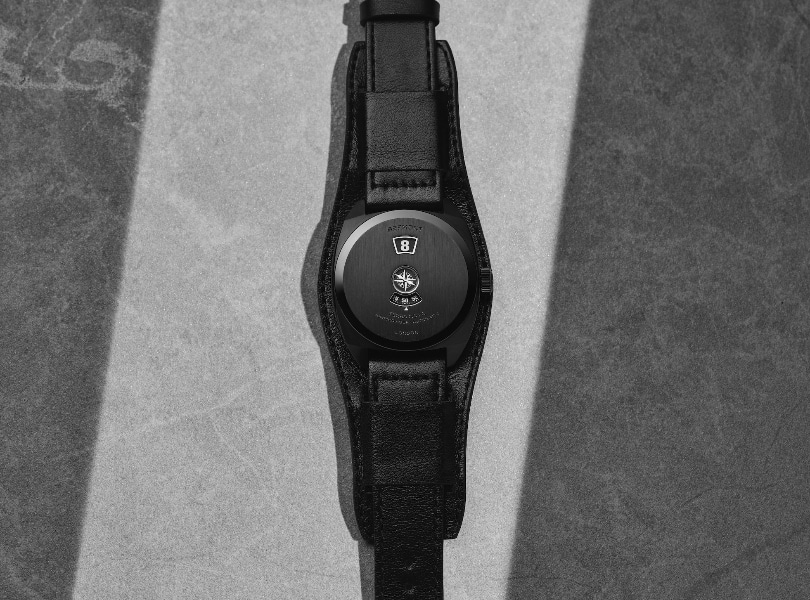 BremontTerra Nova 38 Jumping Hour Stealth Black 02 Watches World Las miradas serán el foco de atención gracias al brazalete en acero negro