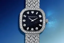 Detalle de la esfera de aventurina con diamantes marcando las horas en el reloj Tiffany