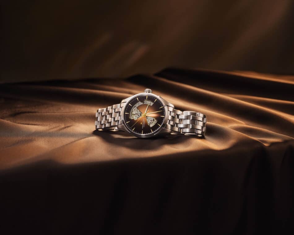 Hamilton Jazzmaster Open Heart H32675101January2026lifestyle01 Watches World Reloj Hamilton Jazzmaster Open Heart con carátula café efecto rayos de sol