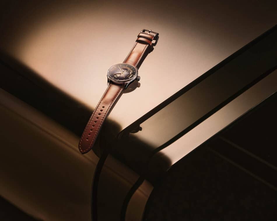 Hamilton Jazzmaster Open Heart H32675581January2026lifestyle01 Watches World Hamilton Jazzmaster Open Heart en tono marrón con detalles dorados