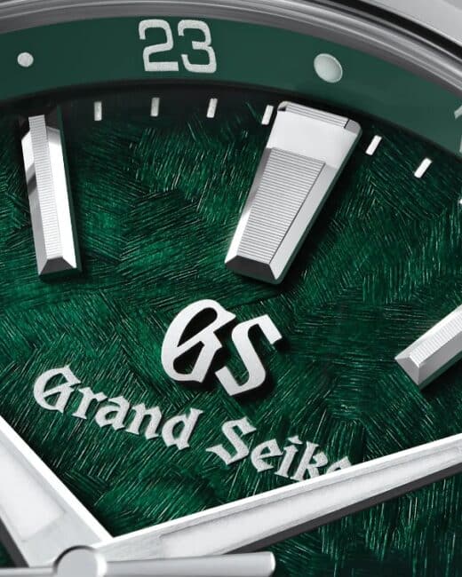 La esfera del SBGE295 Watches World El acabado Zaratsu característico de Grand Seiiko juega con la luz como lo hacen las sombras de Hotaka al atardecer