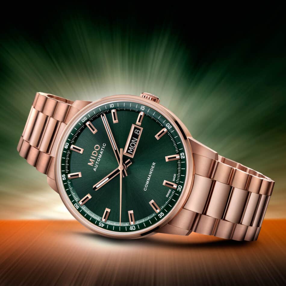 Mido reinterpreta el Commander Datoday con carátula verde y Calibre 80 Watches World Vista lateral del Commander Datoday mostrando el brazalete de acero con acabado PVD oro rosa