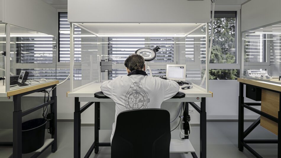 Porche Design Manufaktur abre sus puertas en Suiza Watches World Relojero trabajando en un reloj mecánico de Porsche Design en sala limpia ISO 7
