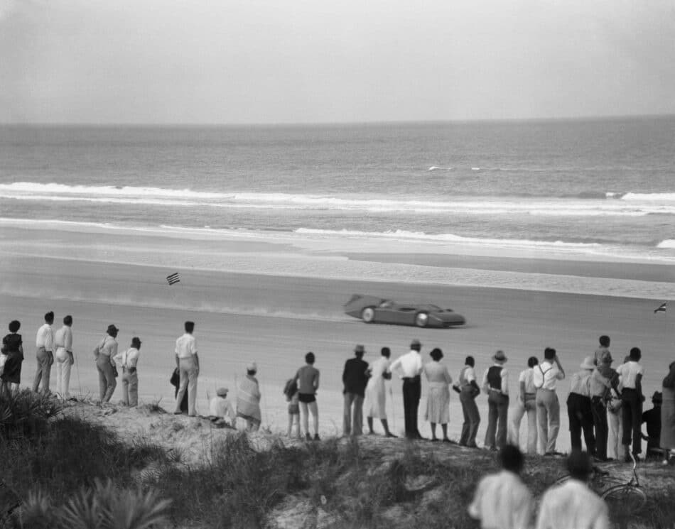 Spectators Watching Race Car Watches World SIR MALCOLM CAMPBELL EN SU BLUEBIRD EN DAYTONA BEACH EN 1935