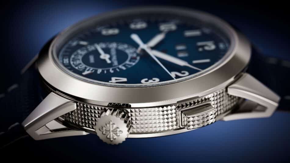 Referencia 5322G Watches World La Referencia 5322G se mota en una caja de oro blanco de 18 K con guilloché Clous de Paris en toda la carrura con un diámetro 41 mm con asas caladas integradas en el fondo