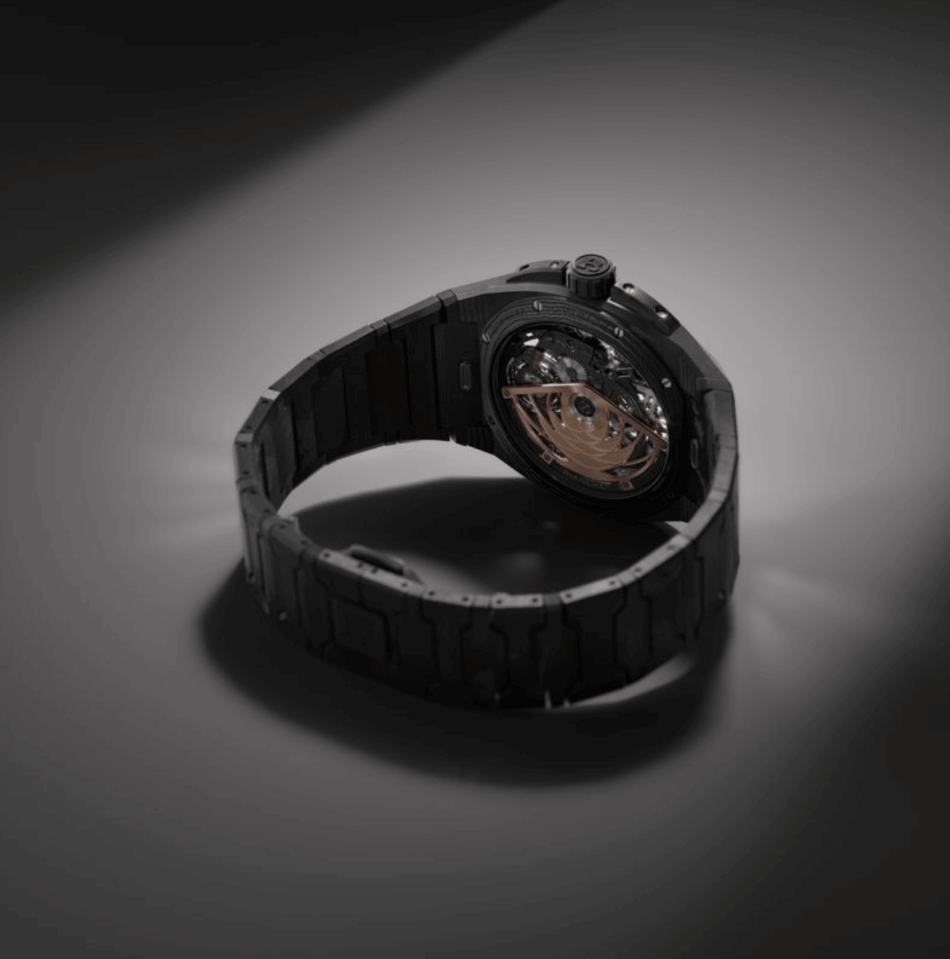 Bianchet UltraFino RotondoCARBONO ATRÁS Watches World Fondo abierto de caja del UltraFino Rotondo de Bianchet que deja ver además del mecanismo el rotor de oro rosa de 18 quilates que funciona en conjunto con el tourbillón y está fabricado con la forma de las doce espirales de Fibonacci