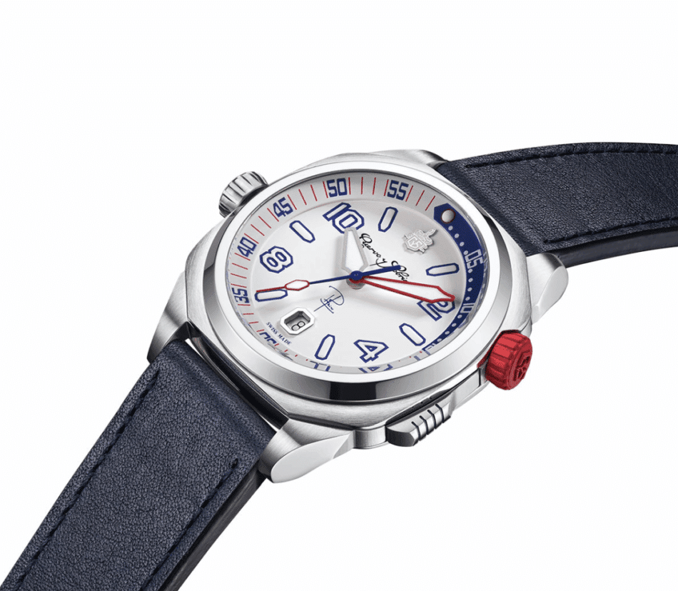 CUERVO Y SOBRINOS BUCEADOR CARIBE CARÁTULA BLANCA Francisco Pipin Ferrerasdark blue lado Watches World Reloj de pulsera de acero inoxidable con esfera blanca números azules y correa de cuero azul corona roja en el lateral imagen tomada desde un ángulo