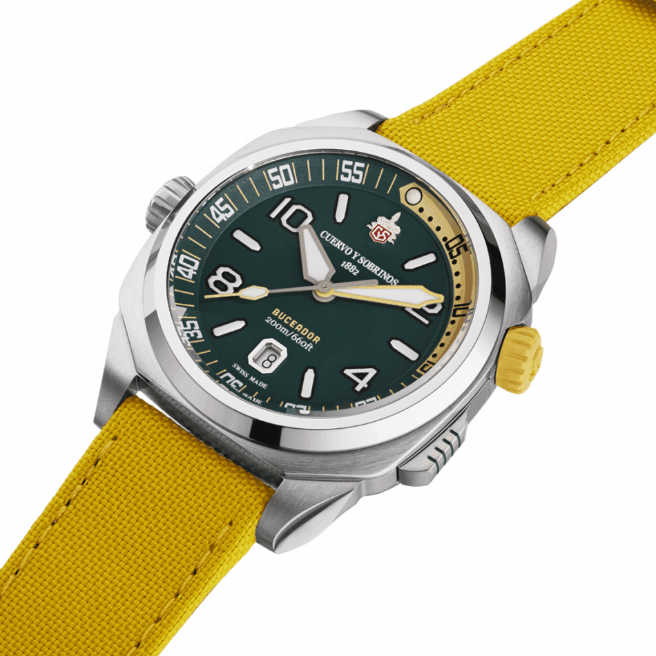 CUERVO Y SOBRINOS BUCEADOR CARIBE CARÁTULA VERDELADO Watches World Reloj de pulsera de acero inoxidable con esfera verde números blancos y correa de cordura amarilla corona amarilla en el lateral imagen tomada desde un ángulo