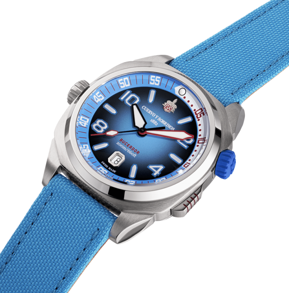 Cuervo Y Sobrinos Buceador CaribeCarátula AzulAzul de lado Watches World Reloj de pulsera de acero inoxidable con esfera azul números blancos y correa de cordura azul corona azul en el lateral imagen tomada desde un ángulo