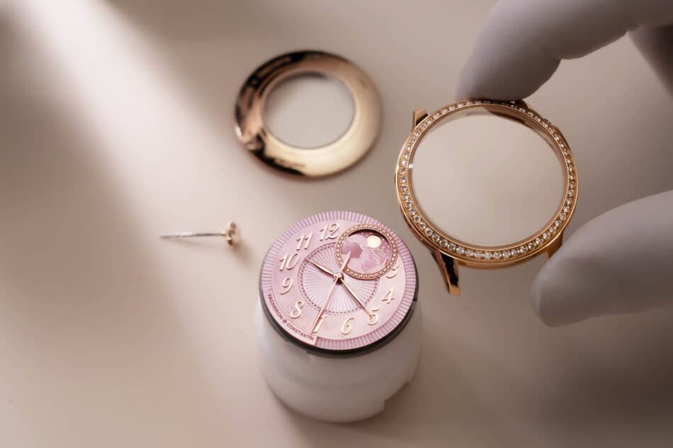 Vacheron Constantin Égérie Spring Blossom lujo nácar rosa y fases lunares Watches World Proceso de armado de la caja de oro rosa con bisel engastado de diamantes Égérie Spring Blossom