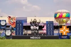 Los ganadores del Longines Global Champios Tour Mexico 2026 alzando sus trofeos en el podio