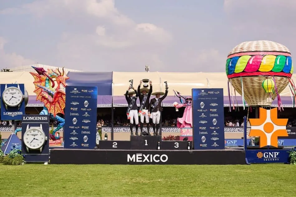 Los ganadores del Longines Global Champios Tour Mexico 2026 alzando sus trofeos en el podio