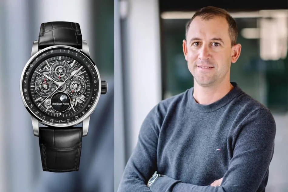 Imagen dividida: a la izquierda se muestra un reloj de pulsera Audemars Piguet con esfera esqueletizada y correa de cuero negro; a la derecha, un hombre con un jersey gris sonriendo levemente.