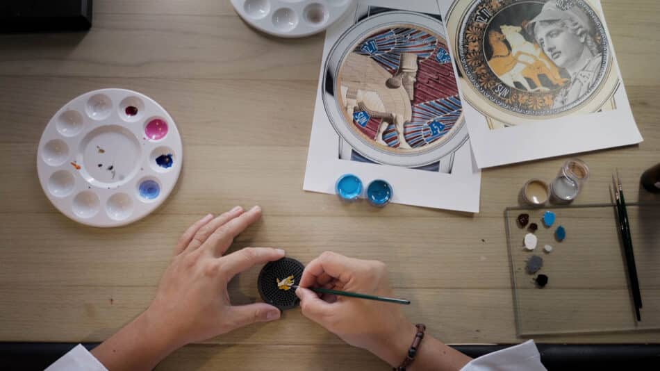 Métiers dArt Tribute to Great Civilisations arte y relojería en su máxima expresión Watches World Detalle del trabajo de pintura que realizan los artesanos en la colección Vacheron Constantin Métiers dArt Tribute to Great Civilisations