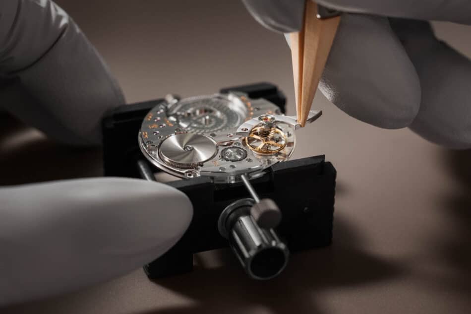 Vacheron Constantin eleva la delgadez con el Calibre 2550 de 80 horas Watches World Detalle del ensamble del Calibre 2550 luciendo acabados Côtes de Genève en puentes del movimiento de alta relojería